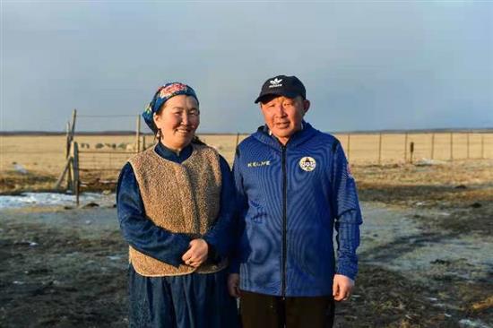 草原上的“马拉多纳”嘎拉巴特尔和妻子琪琪格。新华社记者刘磊摄